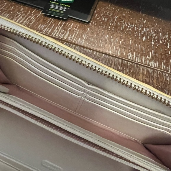 Coach zip wallet - Picture 3 of 8